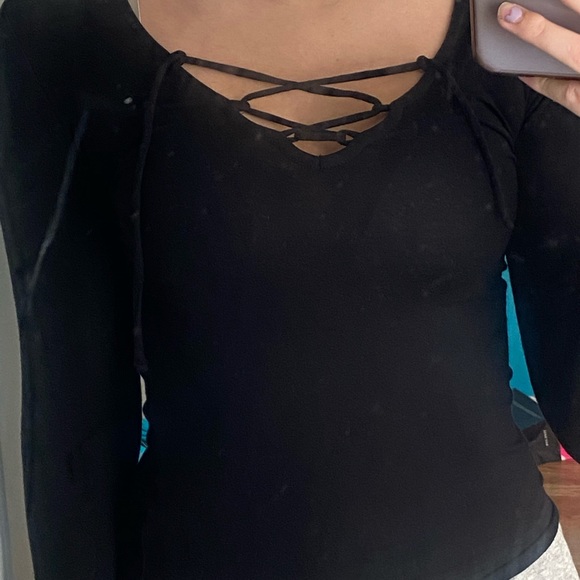 Lace up going out long sleeve - Picture 2 of 3